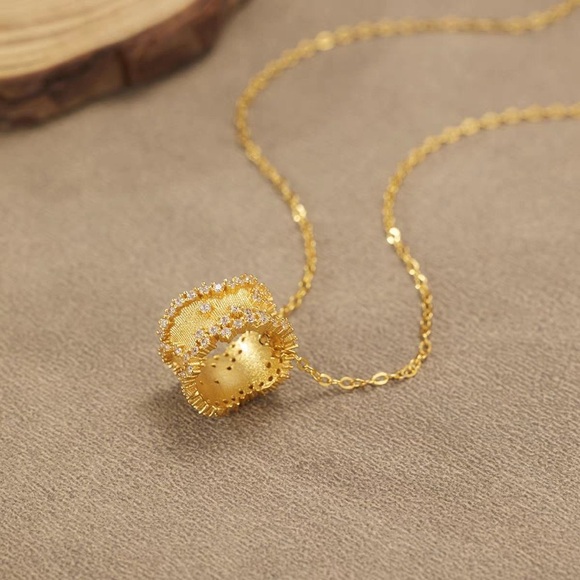 NEW 14k Gold Plated Round Diamond Geometric Textured Pendant Necklace - Picture 1 of 6